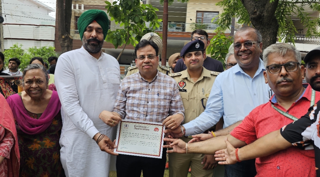 ह्यूमन राइट्स प्रैस क्लब ने एक दिन में ही 50 लोगों से करवाई 100 ऑंखे दान,डीसी ने सर्टिफिकेट दे किया सम्मानित :