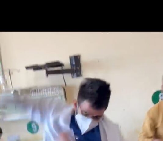 ਹਸਪਤਾਲ ਵਿੱਚ ਬੇਡ ਤੇ ਪਏ ਮਰੀਜ਼ ਦੇ ਡਾਕਟਰ ਨੇ ਮਾਰਿਆਂ ਤਾੜ ਤਾੜ ਚਪੇੜਾ ਅੱਗੋ ਮਰੀਜ ਨੇ ਵੀ…… ਦੇਖੋ ਵੀਡੀਓ ਡਿਜਿਟਲ ਪੋਸਟ ਤੇ